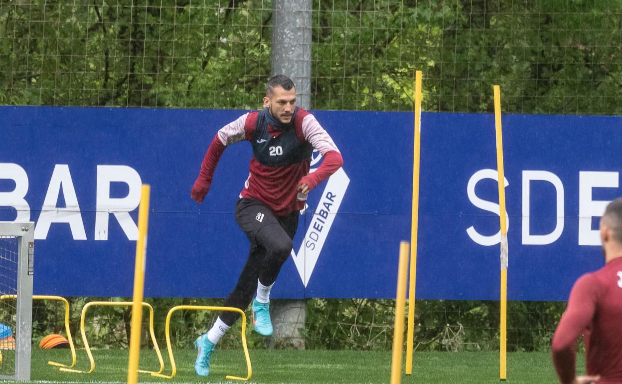 Stoichkov, en un entrenamiento del Eibar esta semana en Atxabalpe. 