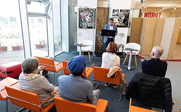 Imagen principal - La lectura pública que el alcalde Santano abrió en el CBA y la feria del Libro en el Ensanche, con stands de Elkar y Tinta, principales referentes para la jornada de este viernes. 