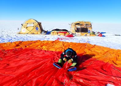 Imagen secundaria 1 - Momentos sin viento. Enviando datos con el ordenador y reparando la vela, de 150 metros cuadrados. Sus hogares.
