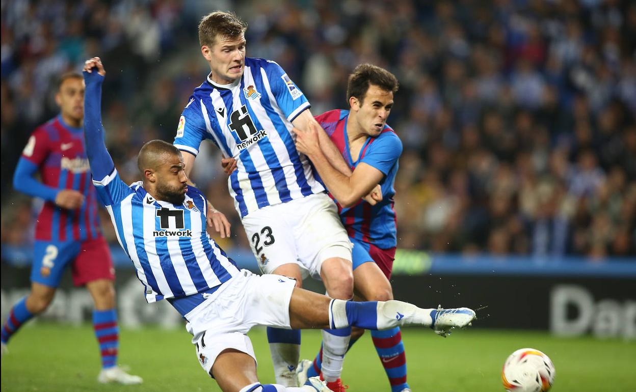 Rafinha y Sorloth, con la oposición de Eric García, intentan rematar un centro de Januzaj en una de las ocasiones que tuvo la Real.