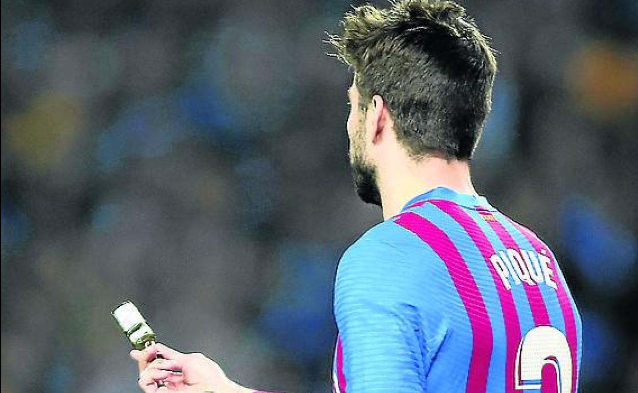 Piqué porta la botellita. 