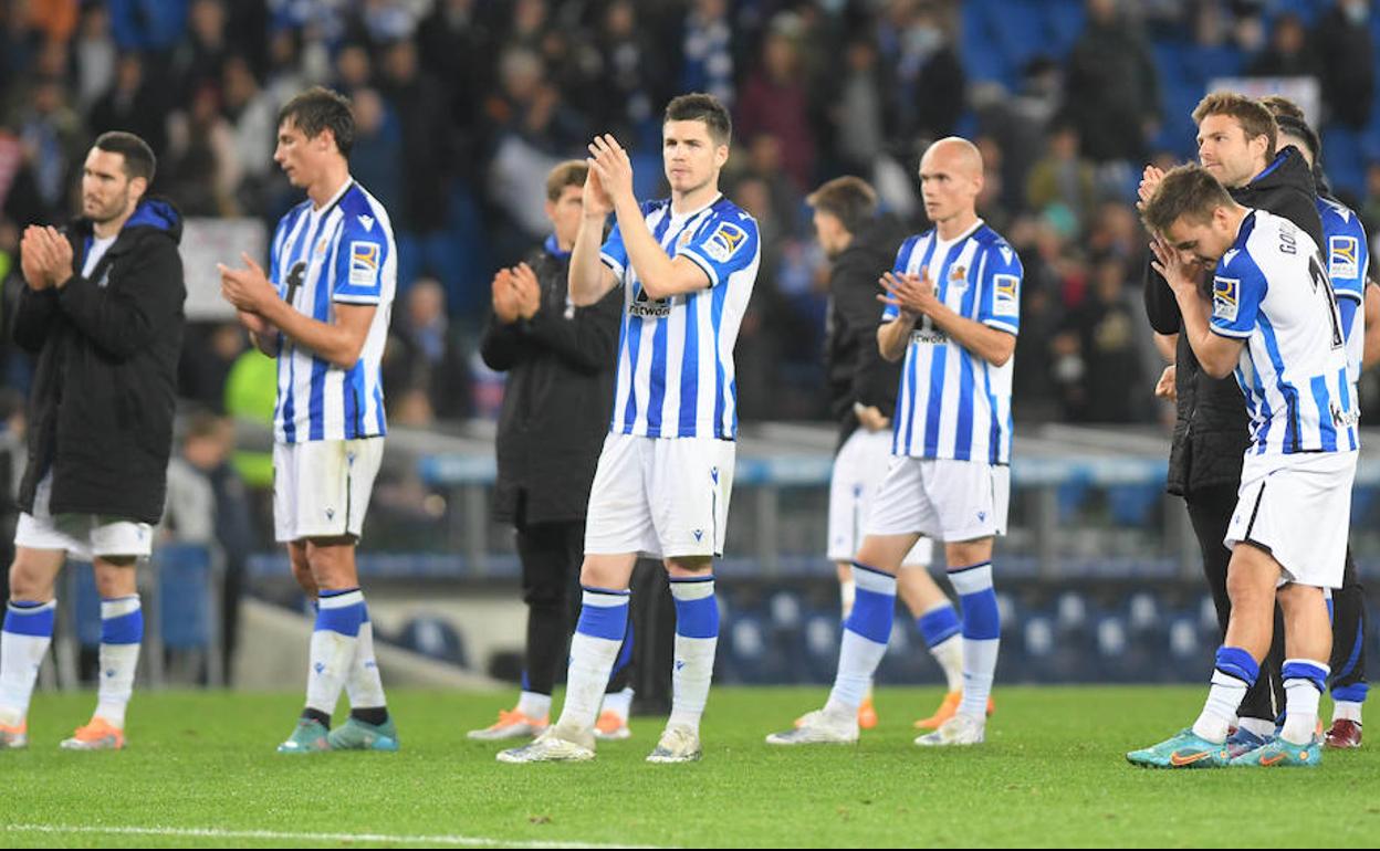 Los jugadores de la Real agradecen al público su apoyo durante el partido de ayer en Anoeta. 
