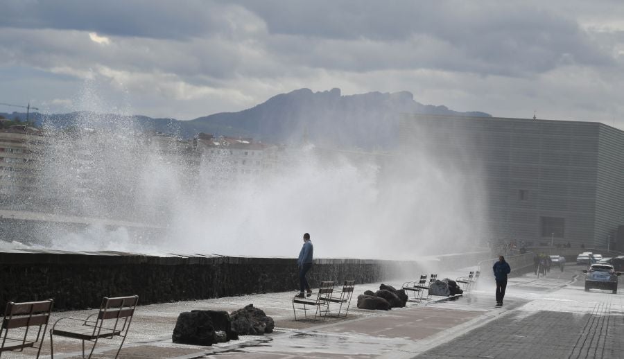 Fotos: Las olas golpean el Paseo Nuevo