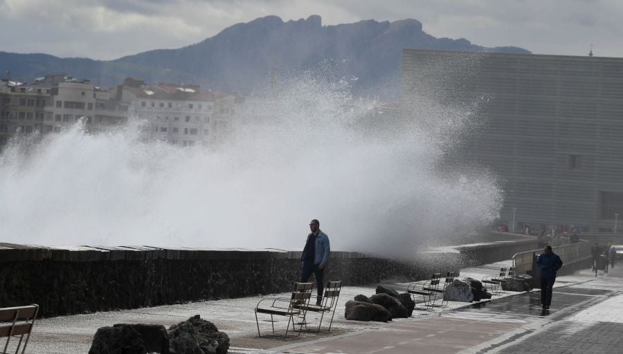 Fotos: Las olas golpean el Paseo Nuevo