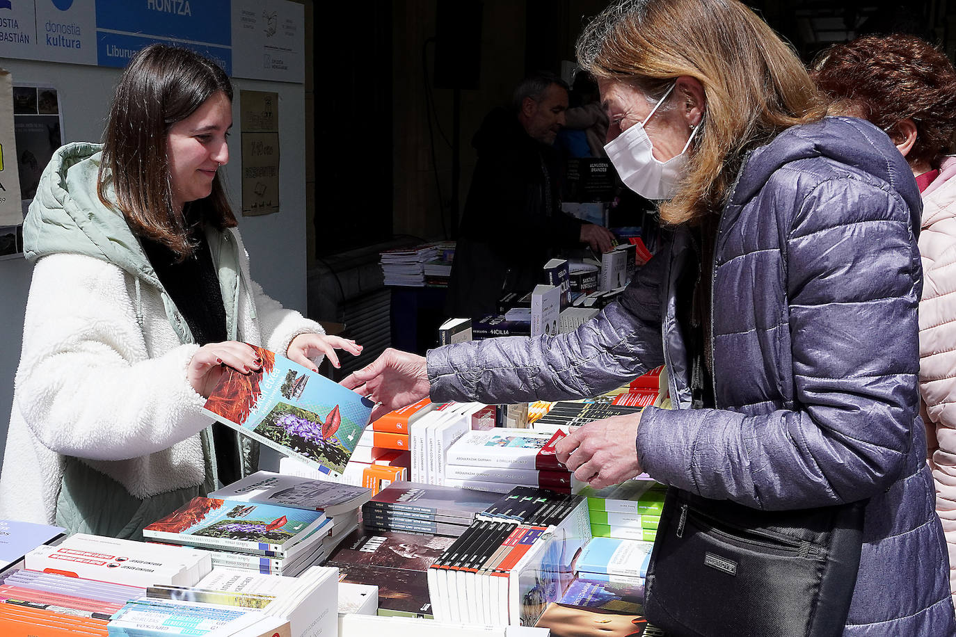 Fotos: El público abarrota la feria del libro en Donostia.