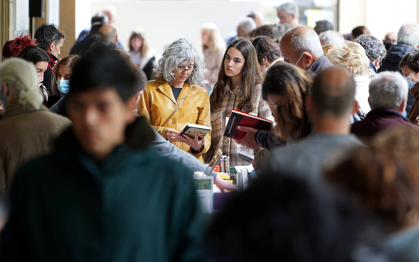 Fotos: El público abarrota la feria del libro en Donostia.