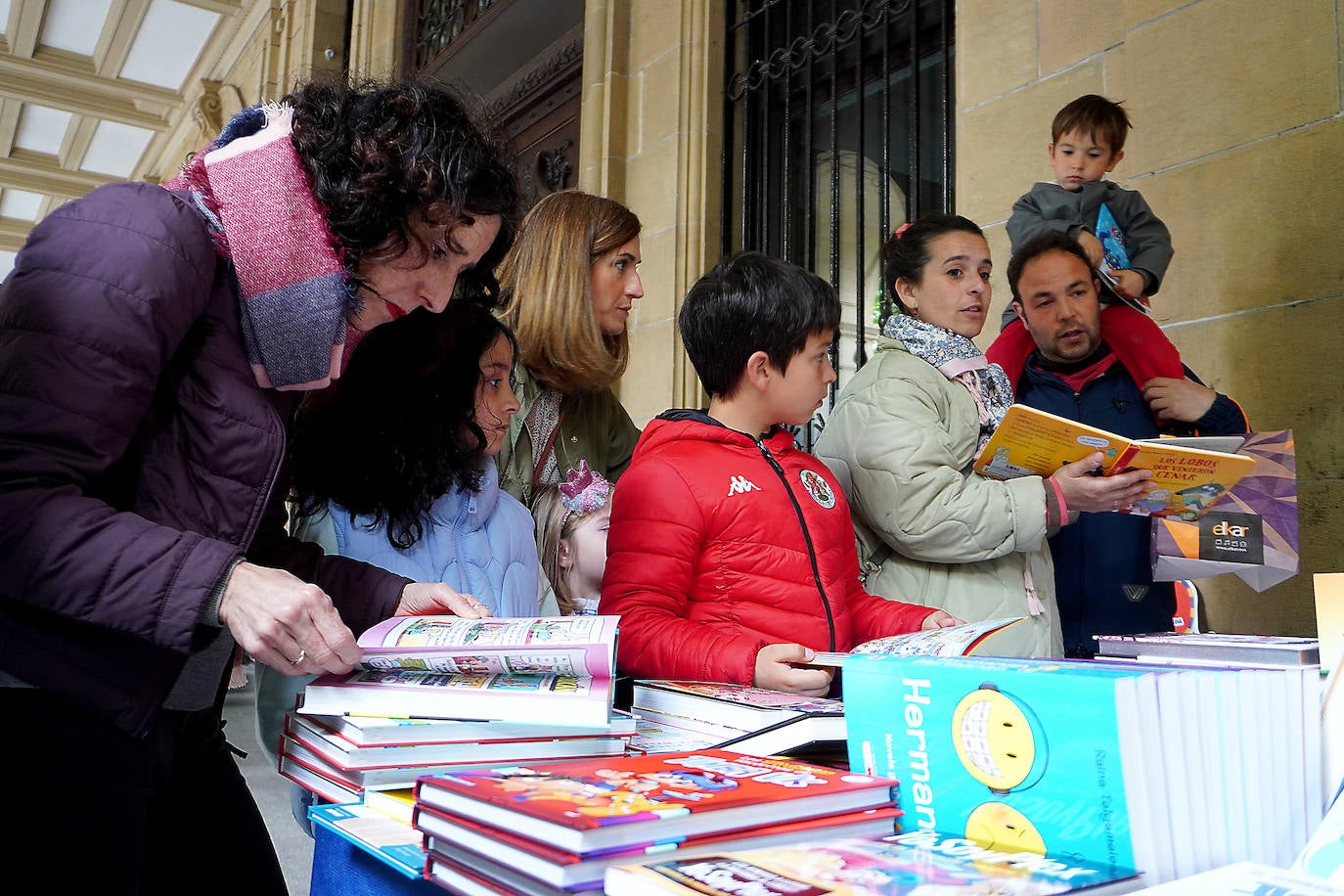 Fotos: El público abarrota la feria del libro en Donostia.