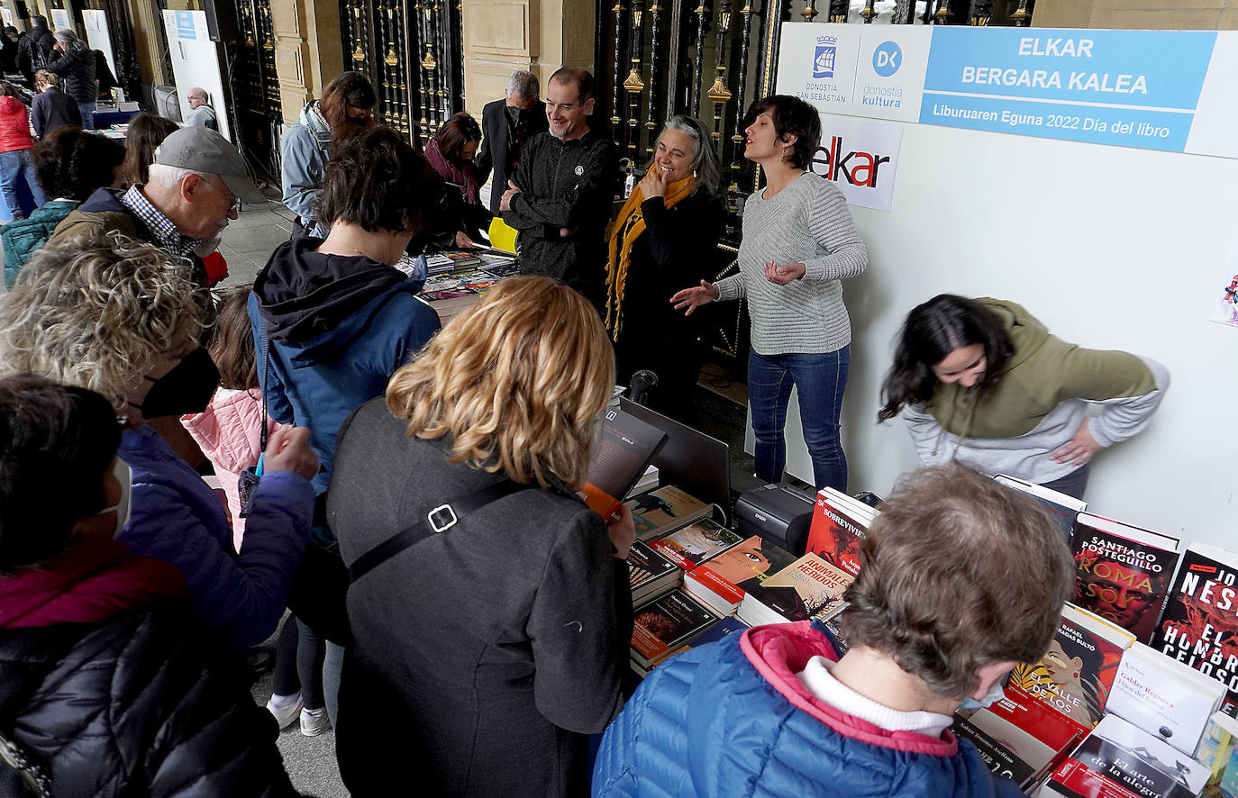 Fotos: El público abarrota la feria del libro en Donostia.
