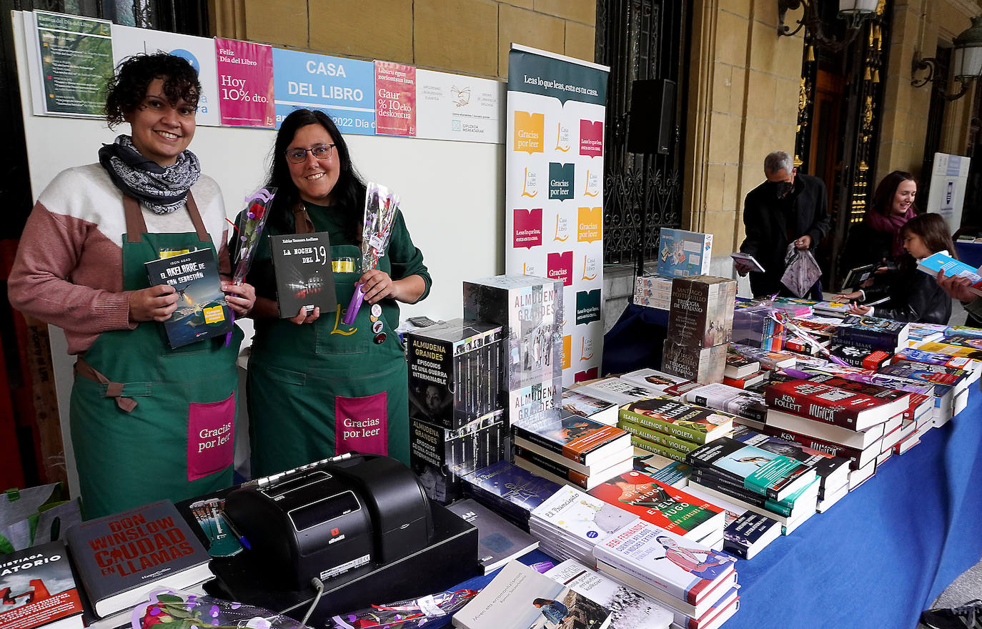 Fotos: El público abarrota la feria del libro en Donostia.