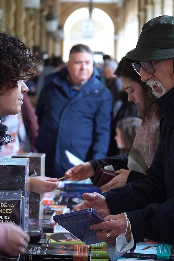 Fotos: El público abarrota la feria del libro en Donostia.