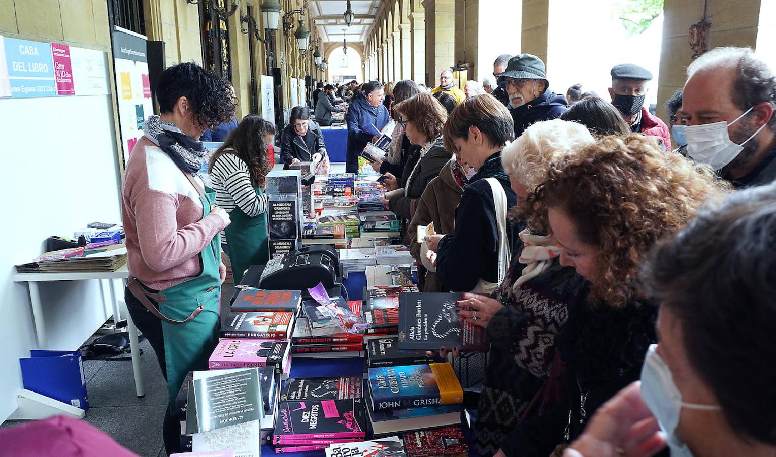 Fotos: El público abarrota la feria del libro en Donostia.