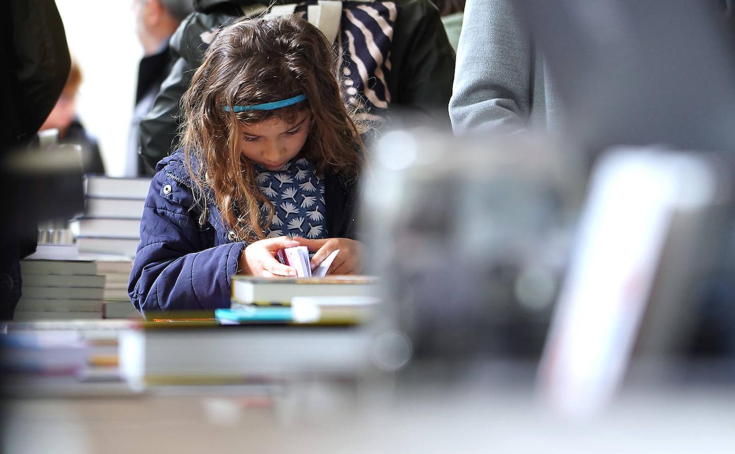 Fotos: El público abarrota la feria del libro en Donostia.