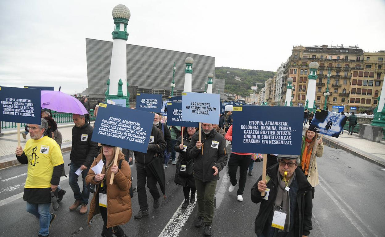 La marcha convocada por Amnistía Internacional unió el Kursaal con el Boulevard donostiarra.