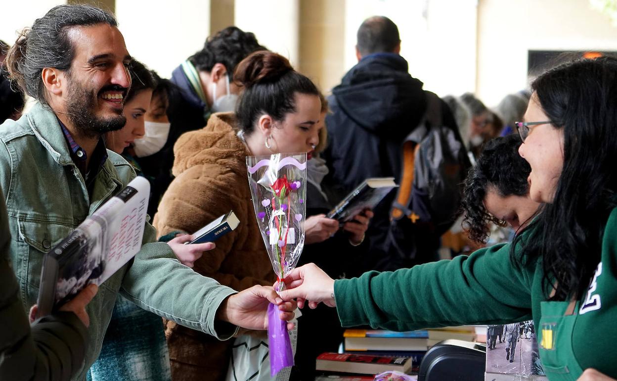 Cientos de personas se han acercado a la Feria del Libro de la Plaza de Gipuzkoa este sábado.