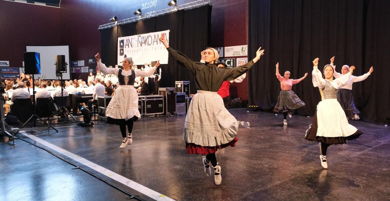 Dantzaris de Irrintzi taldea bailando en el festival de txistularis de Antxiñako Ama el pasado día 9.