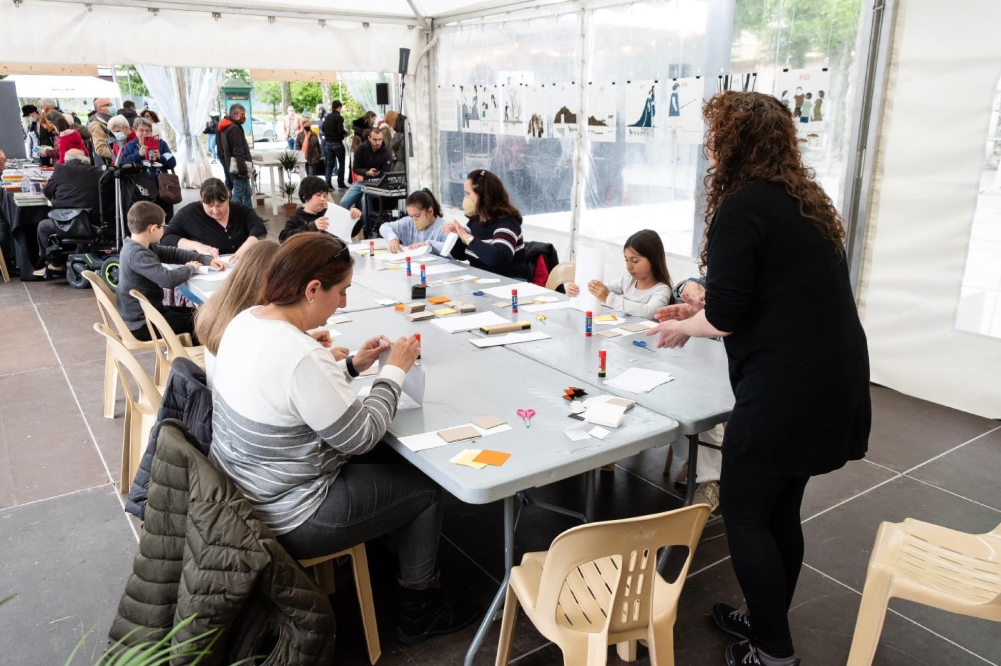  El taller de manualidades para realizar un Libro de Artista, celebrado ayer por la mañana, llenó prácticamente todas las plazas disponibles.