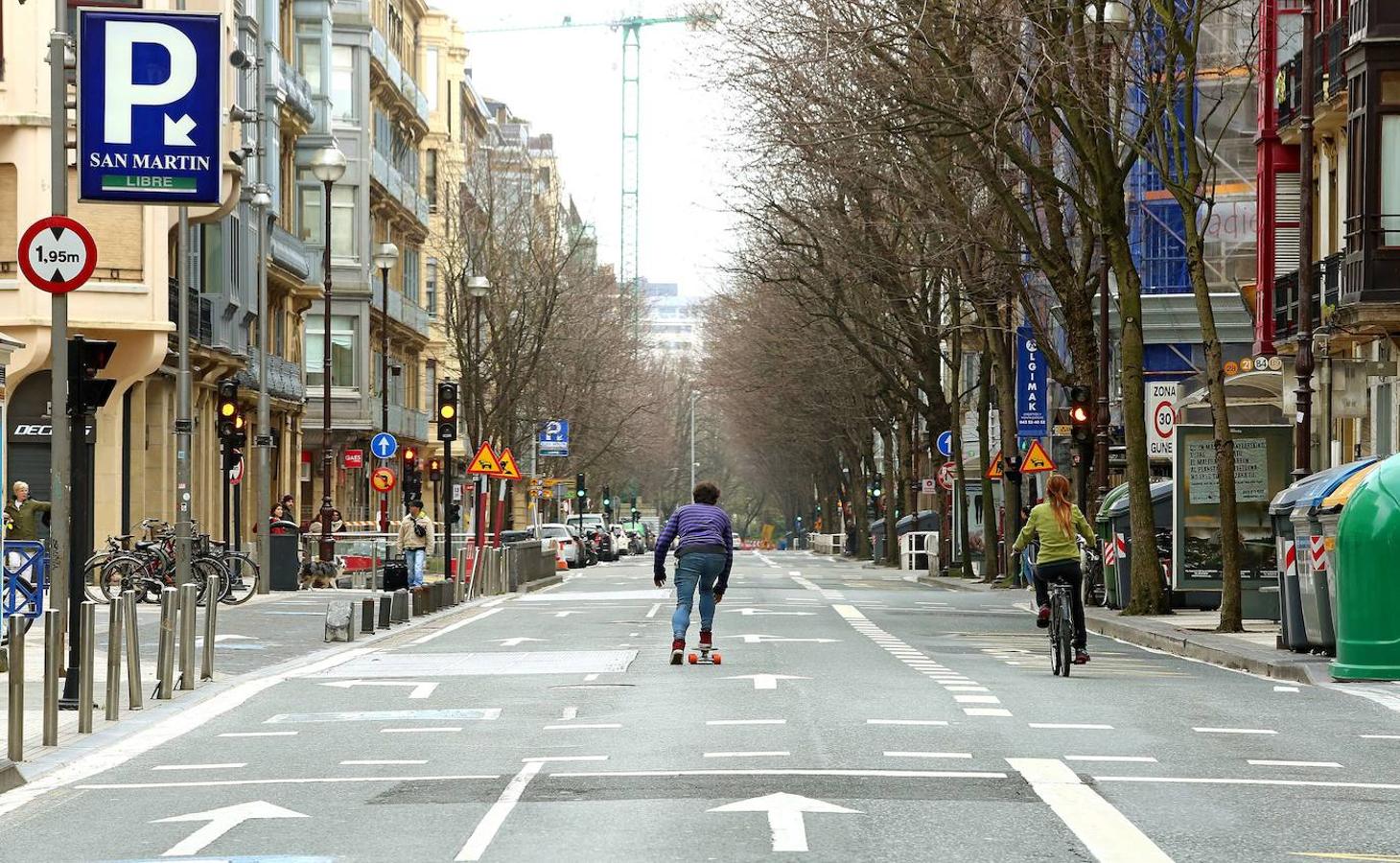 El virus avanza a nivel estatal y las calles empiezan a quedarse desérticas ante un posible confinamiento. Son pocos los que disfrutan del aire libre sin mascarillas ni protección para evitar el contagio.