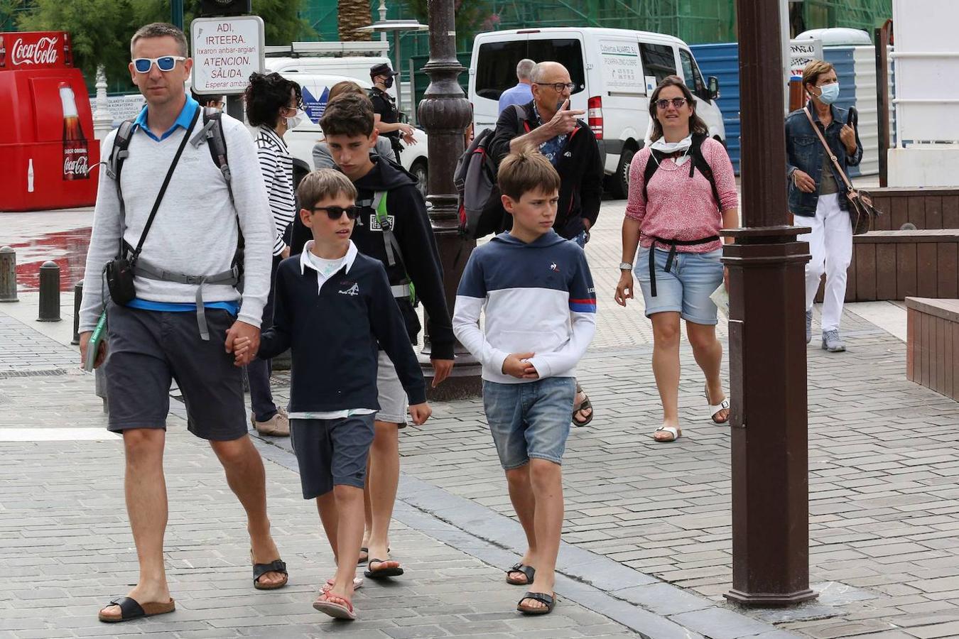 Adiós a las mascarillas tras más de 700 días. El Gobierno decreta la eliminación de la obligatoriedad del uso de los cubrebocas en espacios interiores. Sin embargo, se debe seguir utilizando en hospitales, entornos sanitarios, residencias y transporte público. Además, se recomienda su uso a personas de más de 60 años y en eventos multitudinarios.