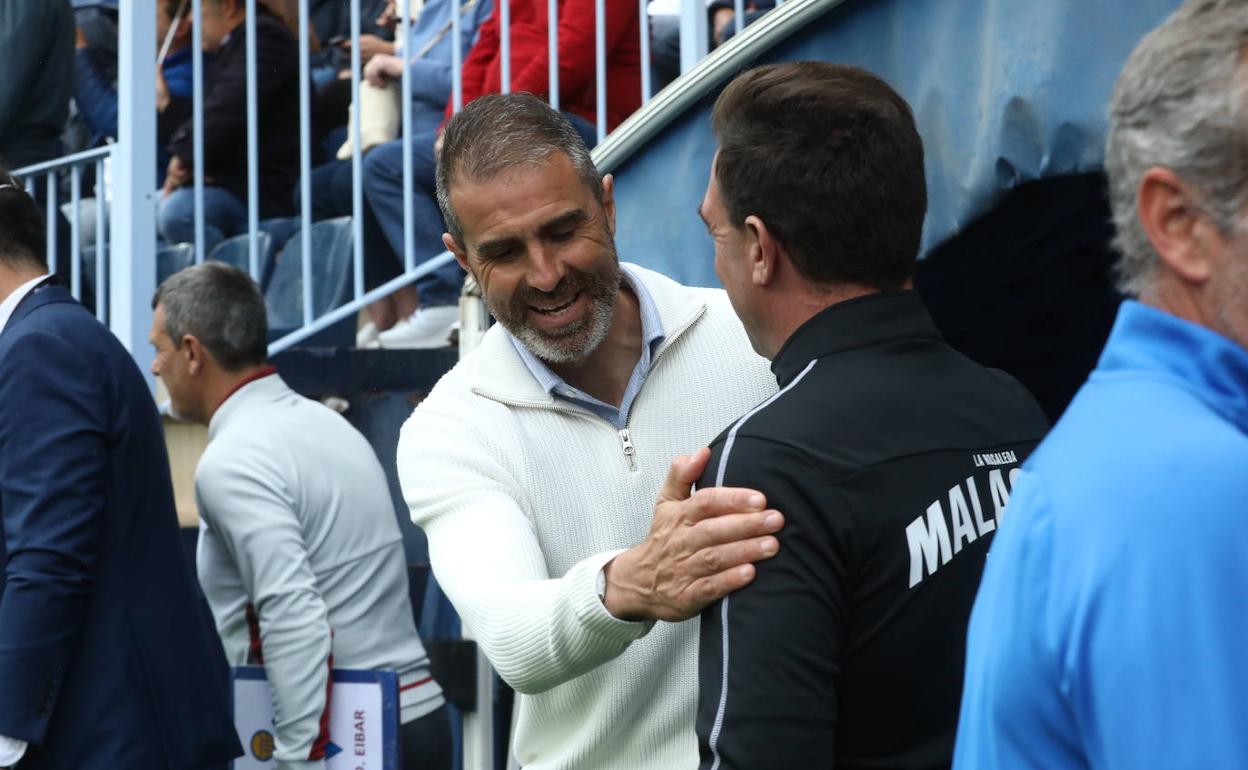 Gaizka Garitano saluda a su homólogo del Málaga CF, Pablo Guede.