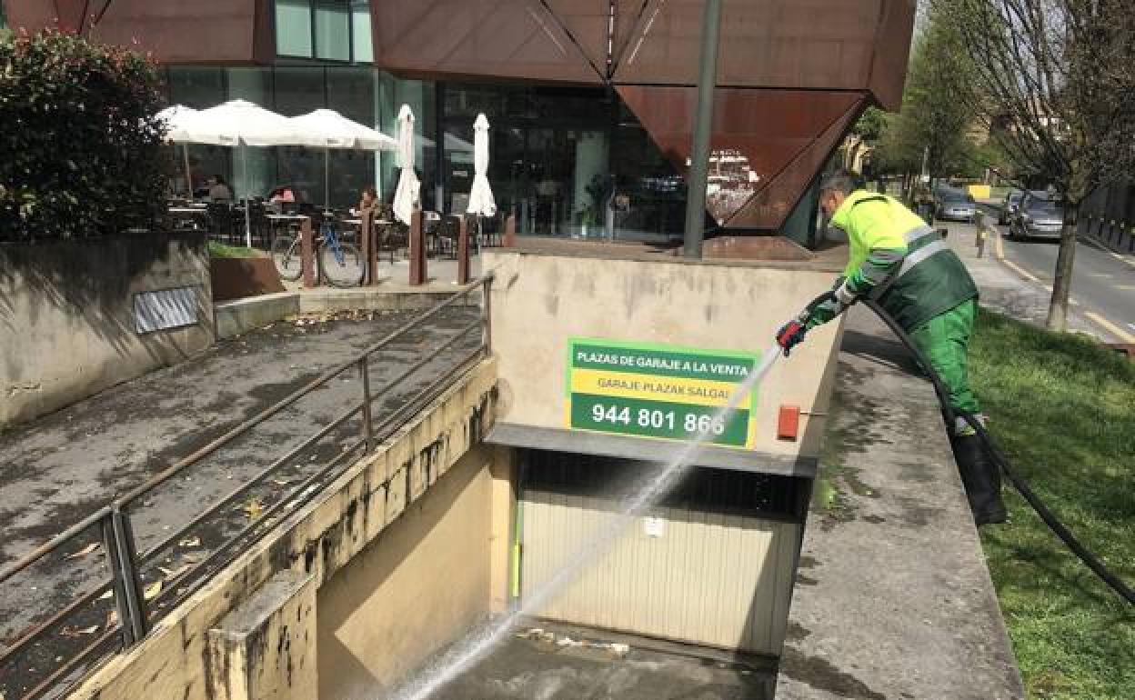 Limpian la sangre donde se produjo la agresión.