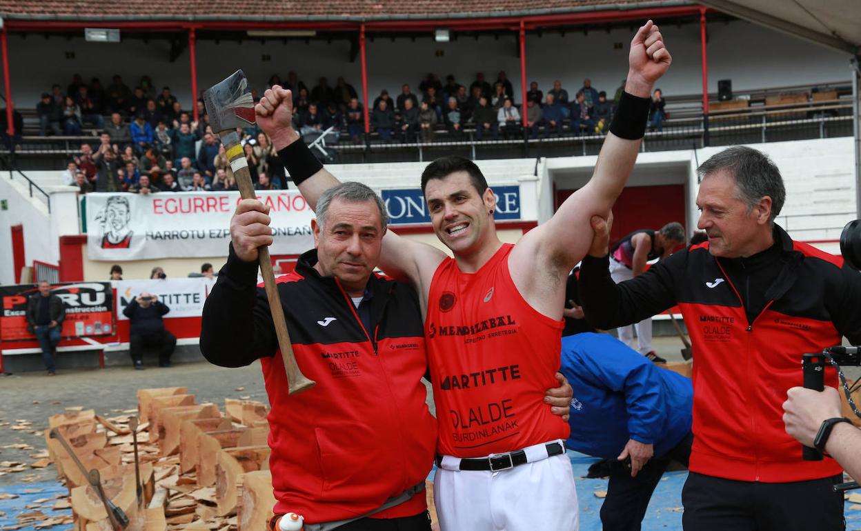 Eneko Otaño celebra ayer la victoria en la plaza de toros de Azpeitia junto a sus dos ayudantes.