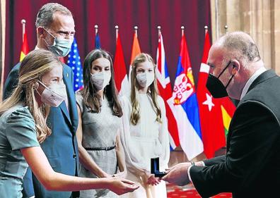 Imagen secundaria 1 - 1. El chef desciende de un helicóptero con bandejas de comida en el transcurso de una emergencia humanitaria, en una escena del premiado documental 'We feed people'. | 2. Profeta en su tierra. José Andrés, durante la ceremonia del premio princesa de Asturias de la Concordia. | 3. Portada de la revista Time tras ser propuesto al Nobel. 