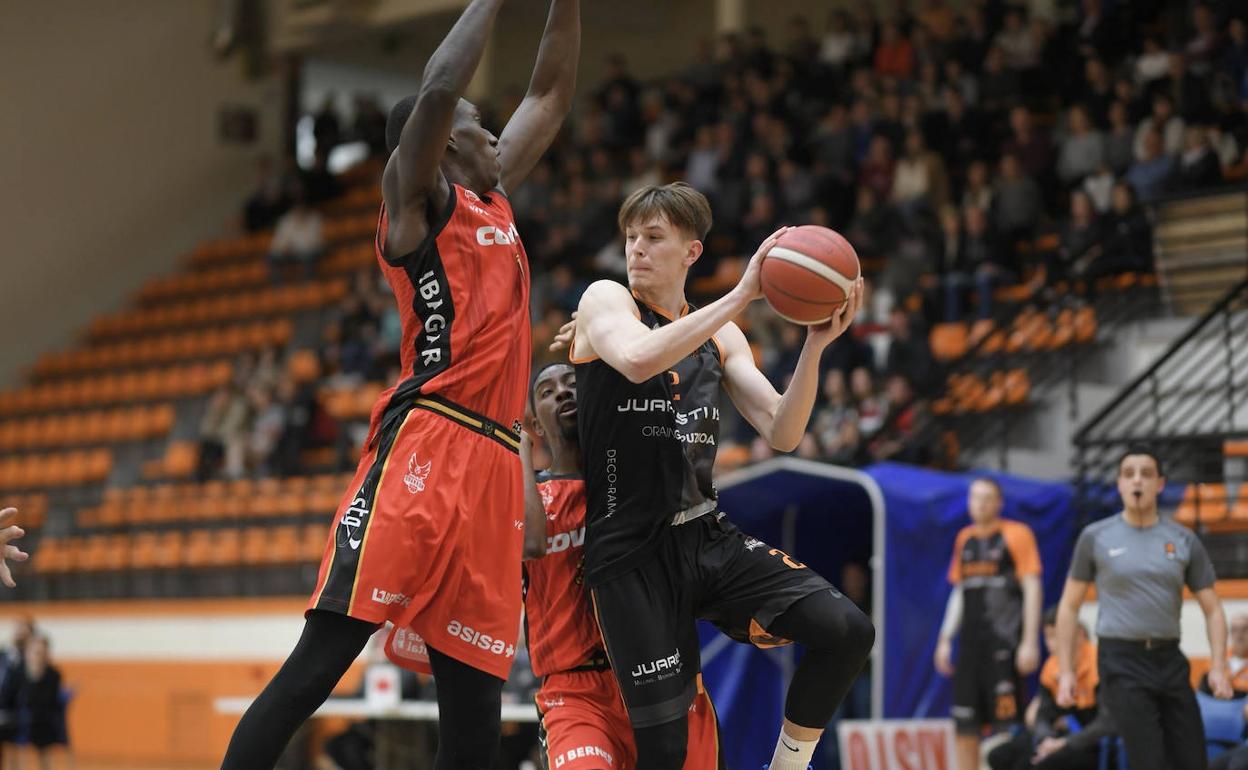 Hanzlik trata de encontrar el espacio ante la defensa de Niang.