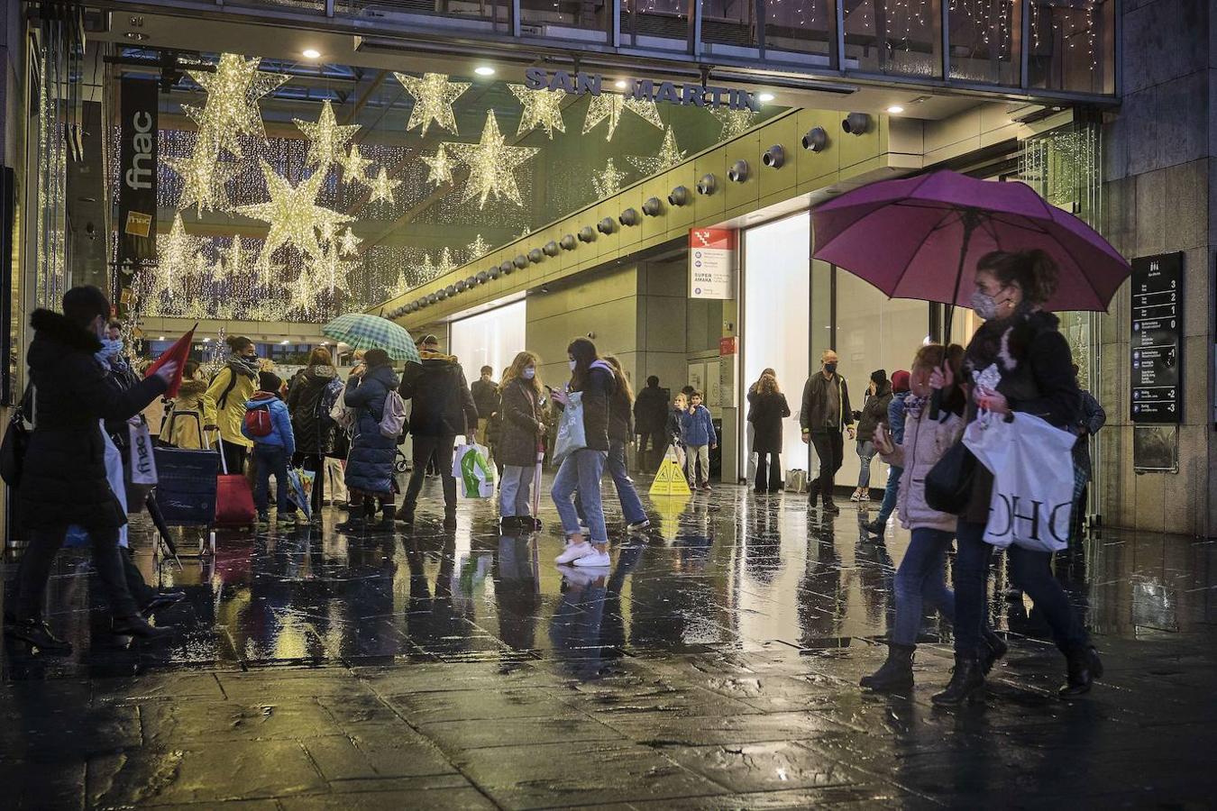 Con motivos de las fiestas de Navidad, el Gobierno Vasco aprueba unas nuevas medidas más flexibles de cara a las fechas señaladas. Adelanta a las 00.30 horas el toque de queda en Nochebuena y Nochevieja, y se podrán reunir un máximo de seis personas