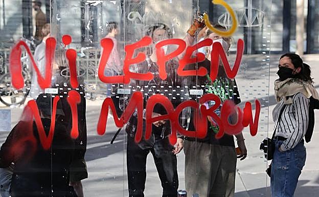 Francia se enfrenta a la votación decisiva con Macron como favorito en los sondeos