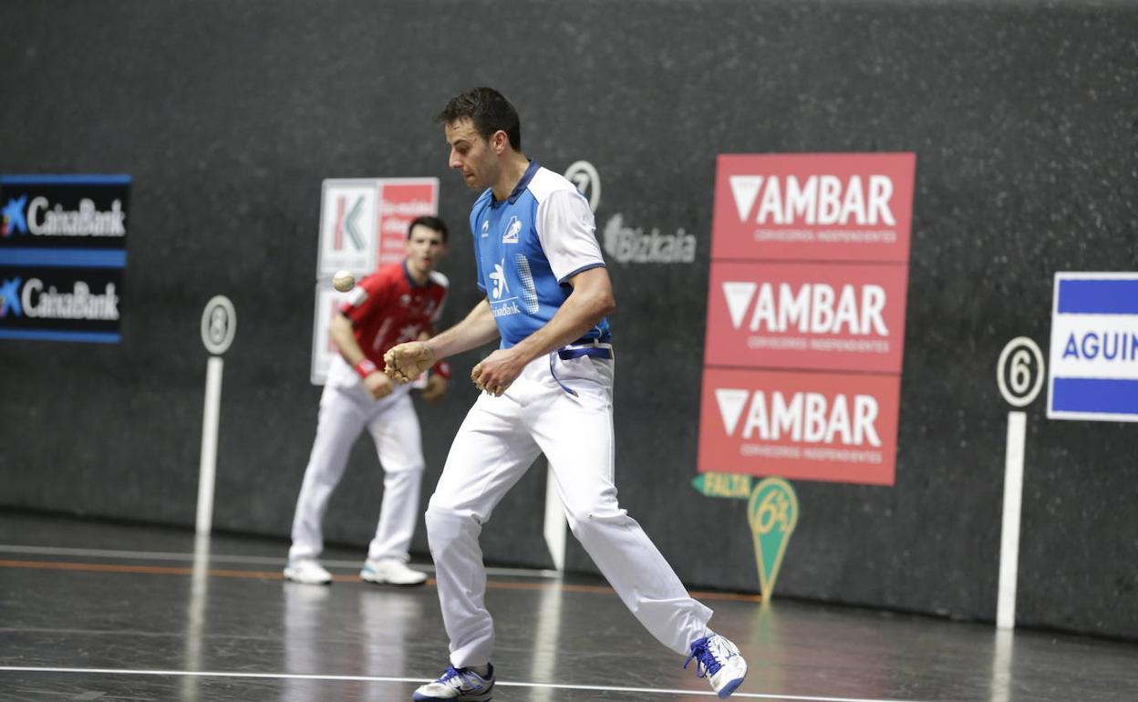 Darío sacando en el choque en el que se enfrentó a Altuna III