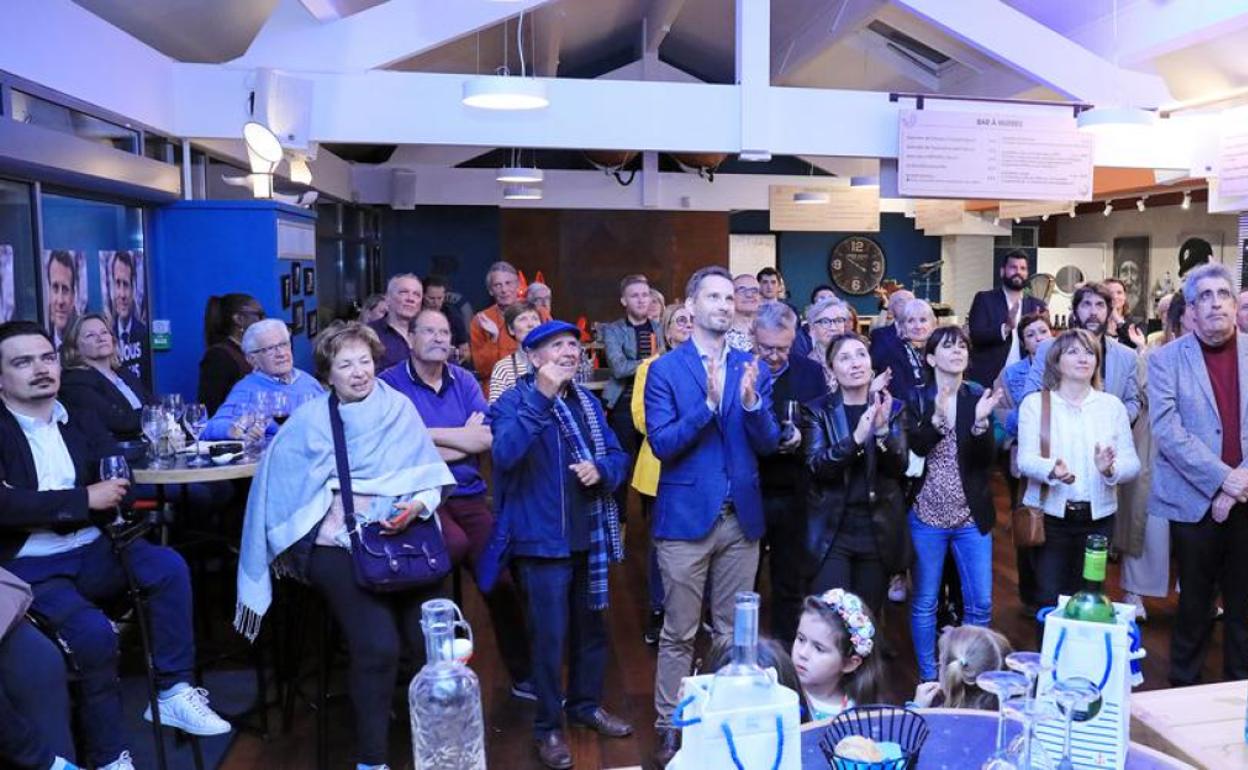Seguidores de Macron en Baiona elebran su victoria en las presidenciales. 