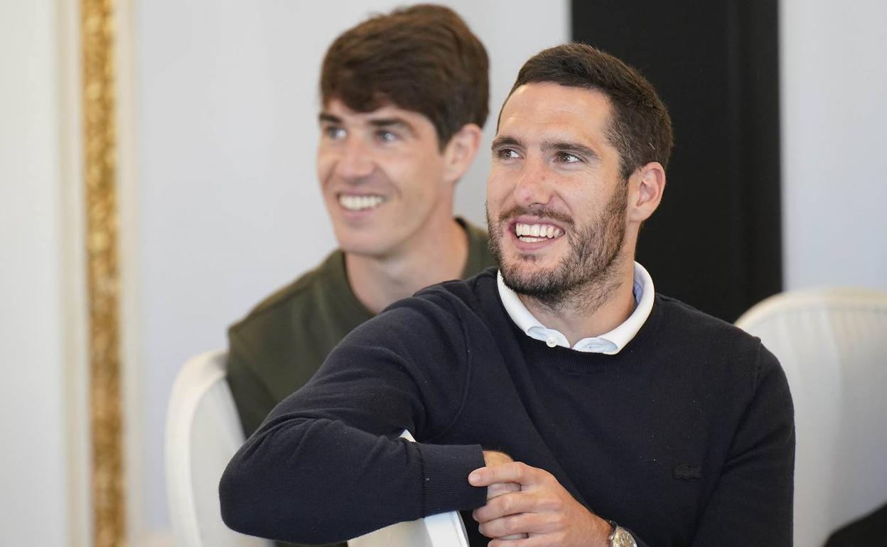 Aritz y Zaldua aparecen sonrientes en la gala de los Premios Deportistas Cinco Estrellas organizada ayer por El Diario Vasco. 