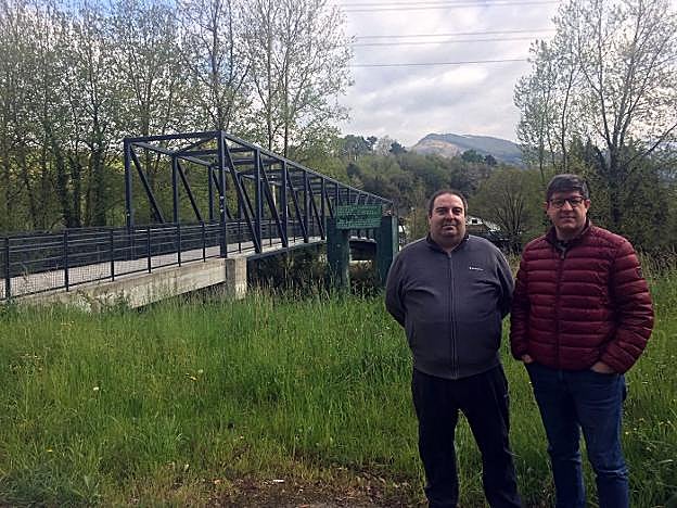 Los ediles socialistas Jesús Mari López y Ricardo Crespo junto al actual puente de Elorrabi. 