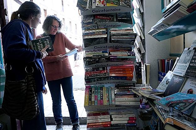 La librería 'Mirentxu' lleva abierta más de 50 años en la calle Santa Klara. 