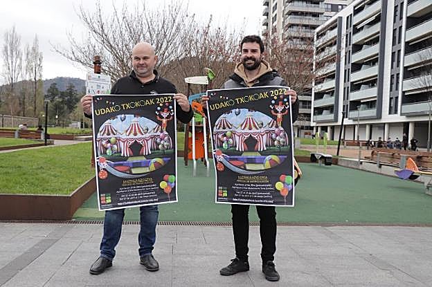 Representantes municipales con el cartel de la campaña. 