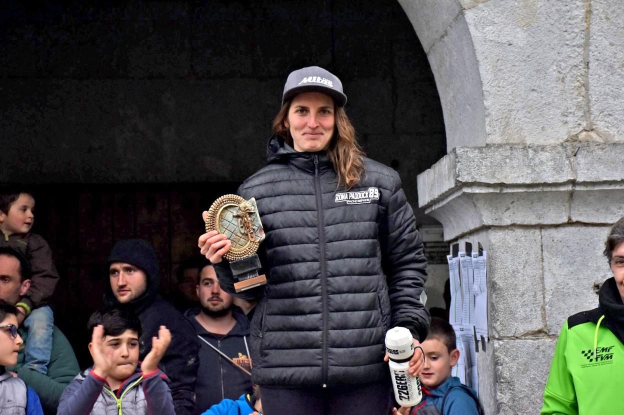 Josu Artola, podiumean, Alberto Aranburu eta Alexander Hidalgorekin, eta Sandra Gomez, bere oroigarriarekin. 