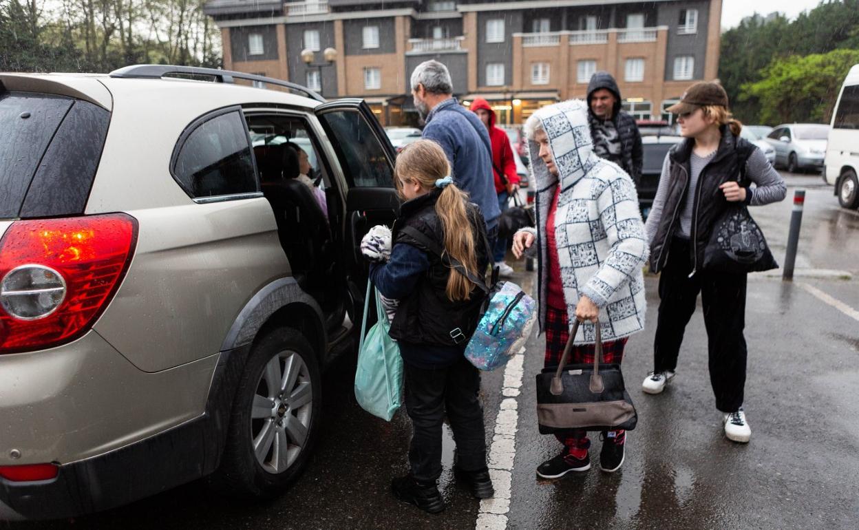 Refugiados ucranianos se suben a un coche en Irun. 