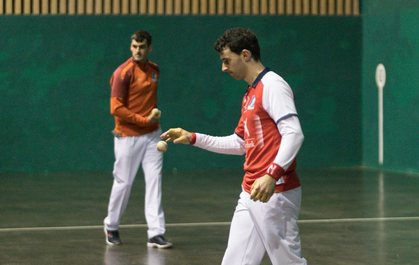 Jokin Altuna y Joseba Ezkurdia prueban el material con el que se jugarán el liderato en Eibar. 