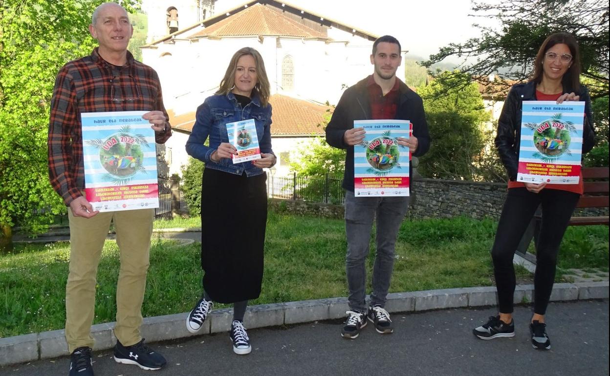Los técnico municipales Ugarteburu, Errazkin y Narbaiza junto al concejal Aranberri. 