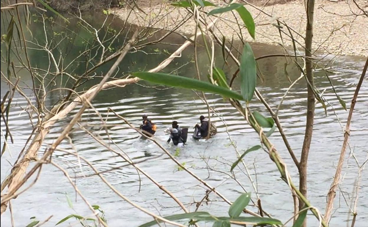 Imágenes de tres migrantes tratando de cruzar a nado el río Bidasoa