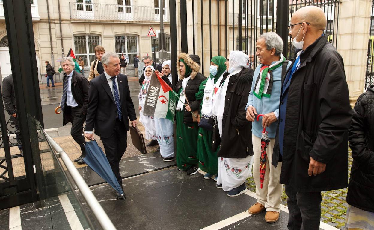 El lehendakari saluda a refugiados saharauis a su llegada este miércoles al Parlamento Vasco. 