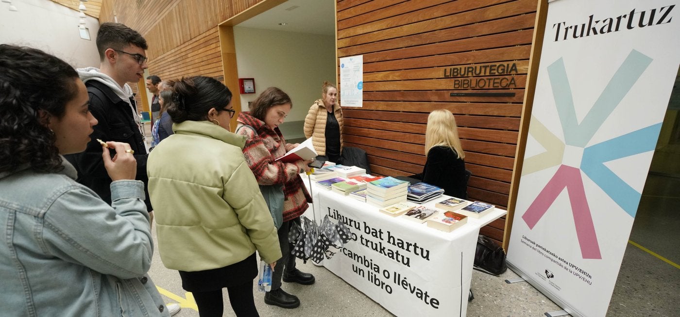 'Trukartuz', un proyecto que promueve la lectura, arrancó el miércoles en Vitoria y llegó este jueves a Donostia. 