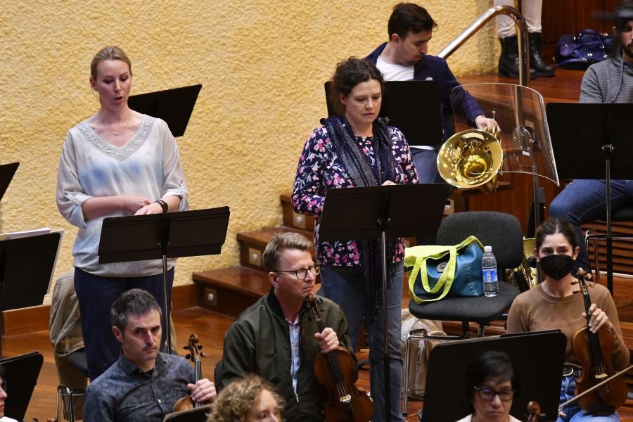 Fotos: Preparativos del primer ensayo conjunto de la Euskadiko Orkestra y el Orfeón
