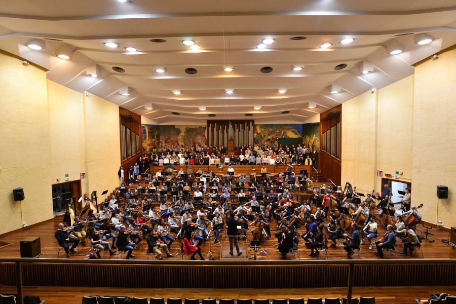 Fotos: Preparativos del primer ensayo conjunto de la Euskadiko Orkestra y el Orfeón
