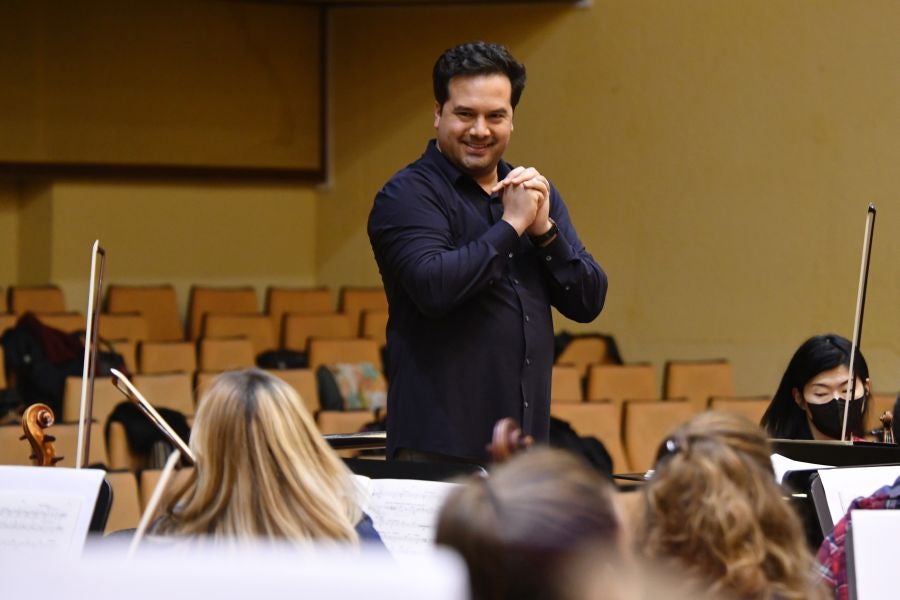 Fotos: Preparativos del primer ensayo conjunto de la Euskadiko Orkestra y el Orfeón