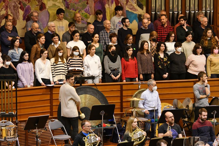 Fotos: Preparativos del primer ensayo conjunto de la Euskadiko Orkestra y el Orfeón