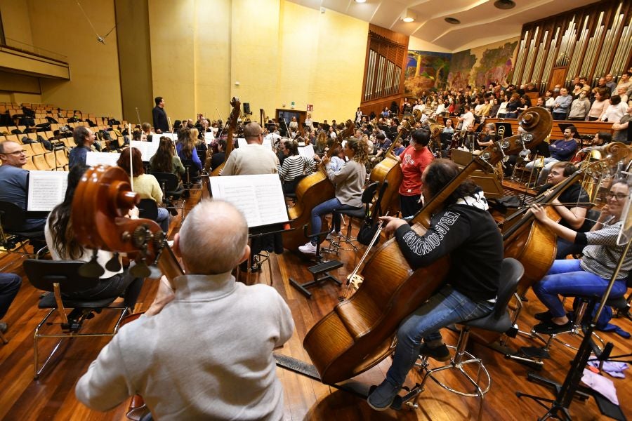 Fotos: Preparativos del primer ensayo conjunto de la Euskadiko Orkestra y el Orfeón