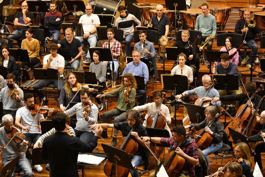 Fotos: Preparativos del primer ensayo conjunto de la Euskadiko Orkestra y el Orfeón
