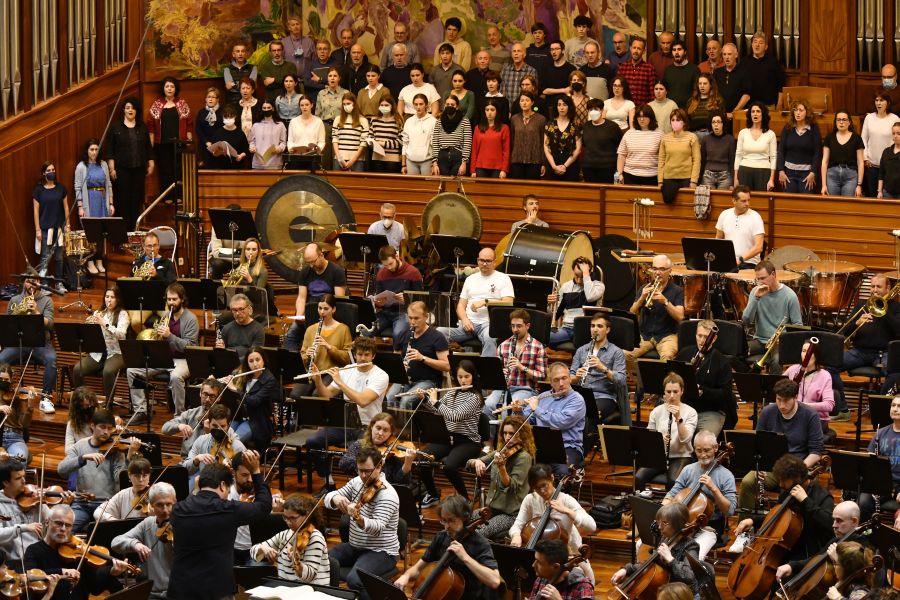 Fotos: Preparativos del primer ensayo conjunto de la Euskadiko Orkestra y el Orfeón