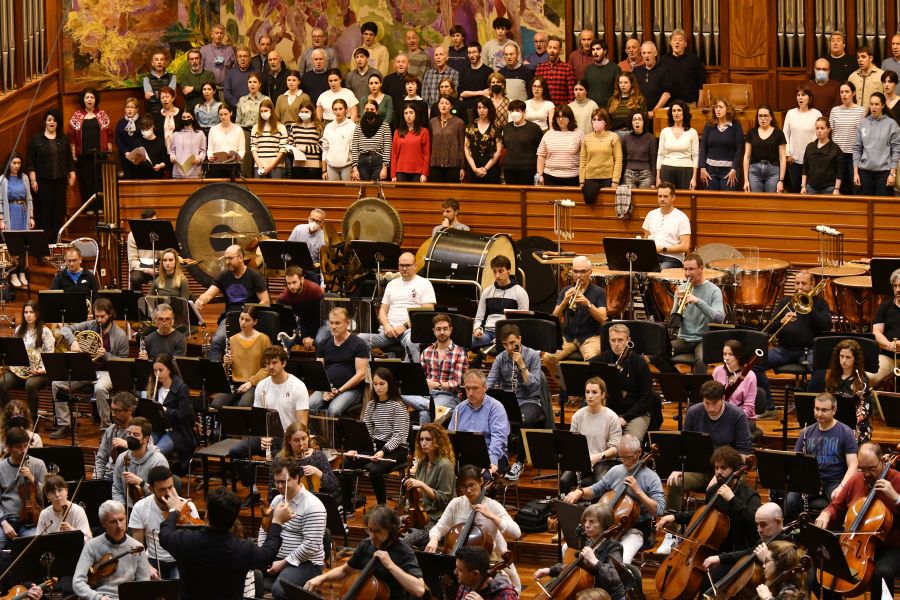 Fotos: Preparativos del primer ensayo conjunto de la Euskadiko Orkestra y el Orfeón